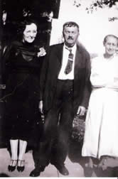 W.W. Brakefield, center, and wife Rachel, right